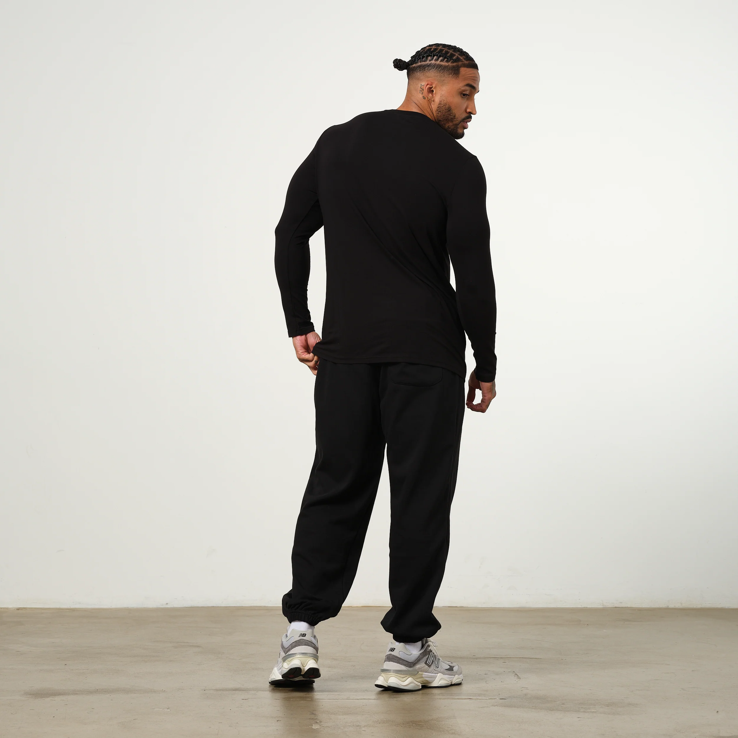 Vanquish Essential Black Slim Fit Long Sleeve T Shirt - Image 4